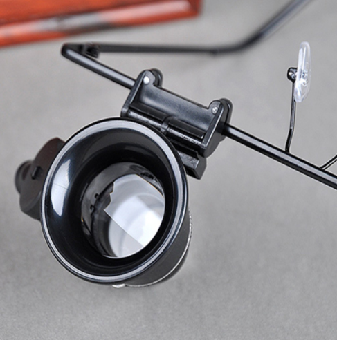 20x Magnifying Glasses with LED lights - Image 3